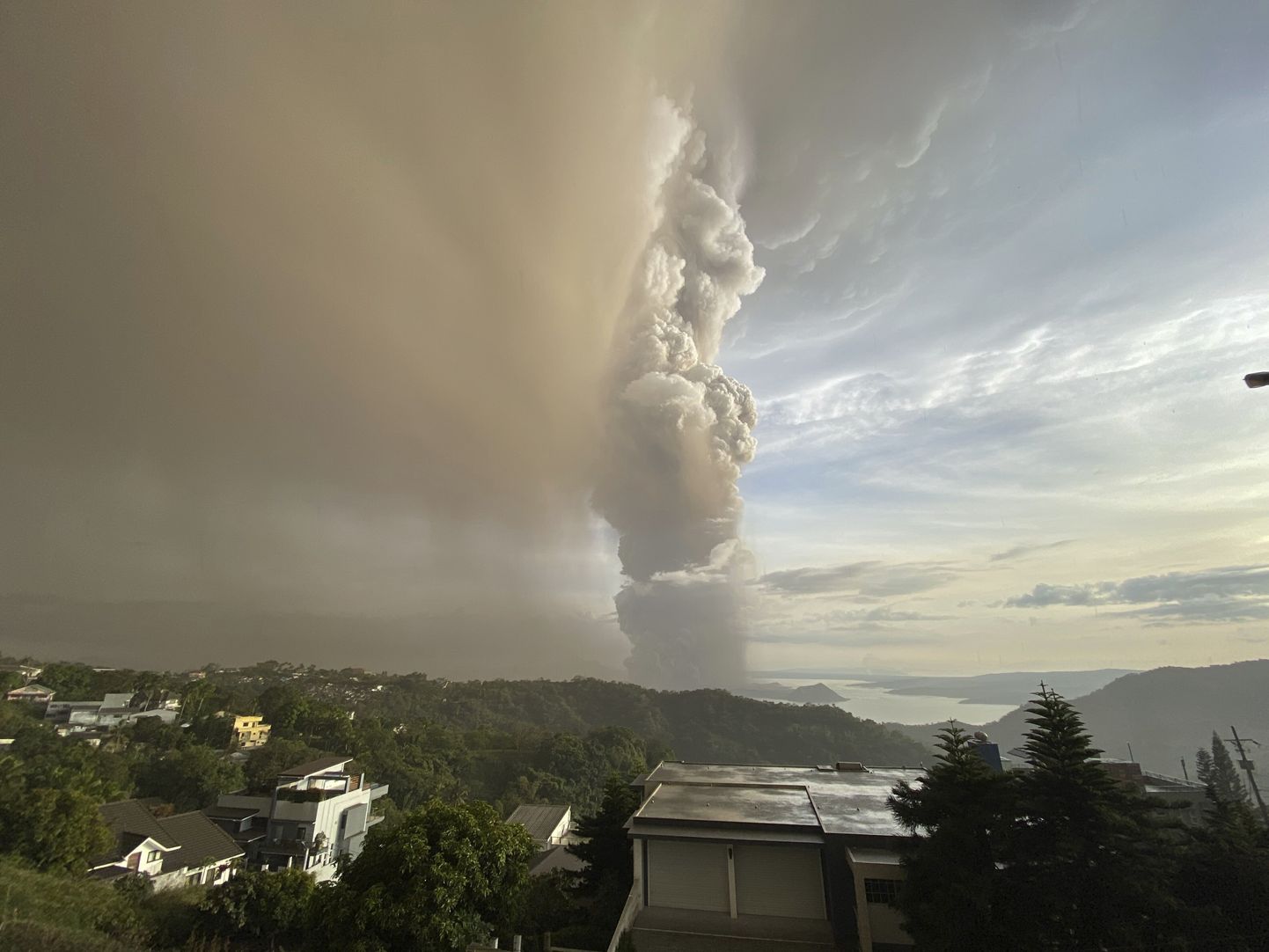 Suitsusammas tõusetumas Filipiinidel asuvast Taali vulkaanist 12. jaanuaril.