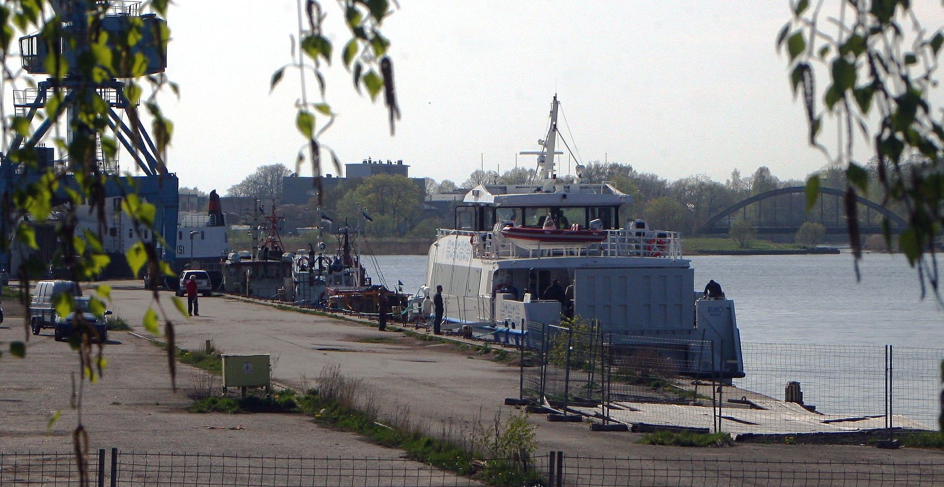 Ruhnu ja Pärnu vahet sõitma hakkav uus ja moodne parvlaev Runö tegi proovisõidul peatuse Pärnu sadamas.