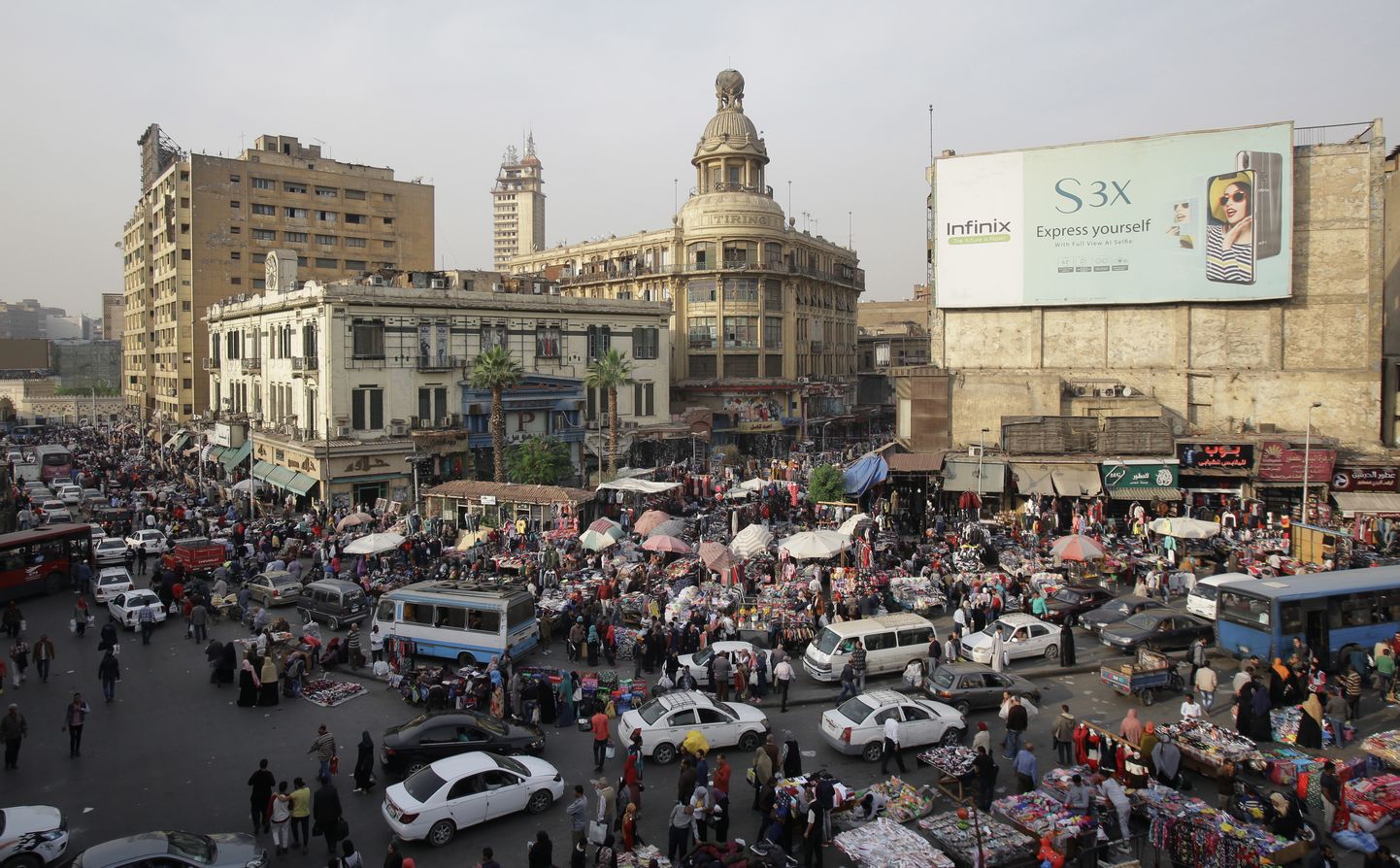 Liiklusummik Egiptuse pealinnas Kairos. Võimud pelgavad Prantsuse meeleavalduste nakkavat eeskuju ja on keelanud kollaste ohutusvestide müügi.