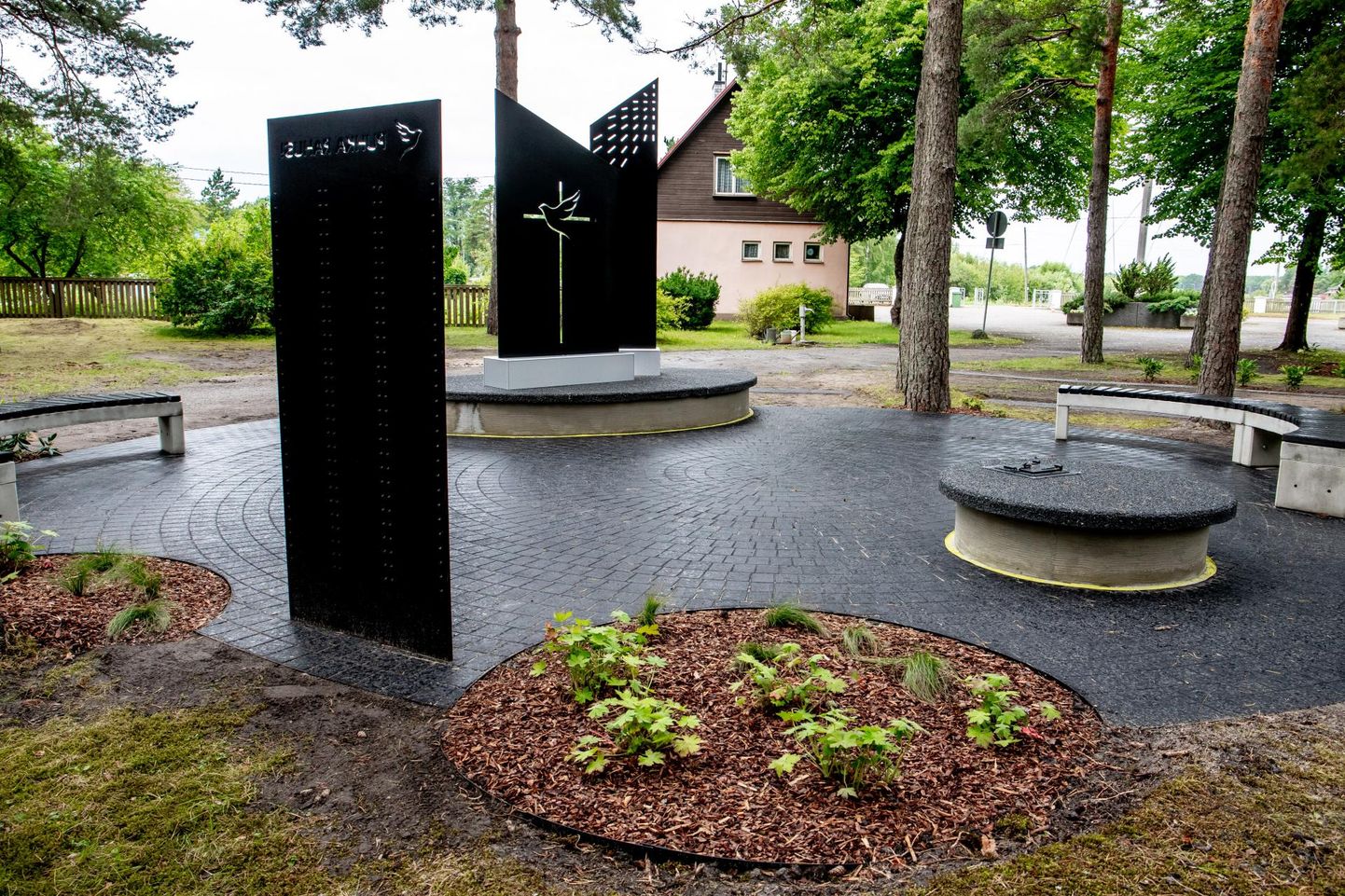 На Пярнуском лесном кладбище планируется возвести мемориальный комплекс с колодцем для праха, памятником с изображением креста и голубя, стелой для именных табличек и местами для сидения.