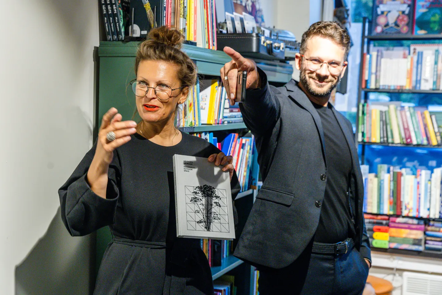 Karin Bachmann ja Mirko Traks esitlesid 25. augustil raamatut «Vältimatu väliruum» raamatupoes Biblioteek.