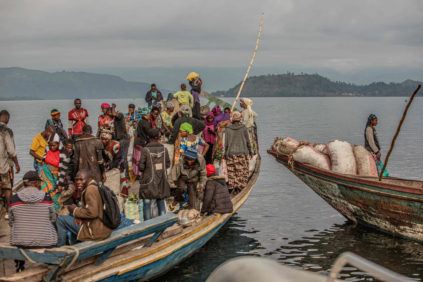 Kivu järvel ja mujalgi Kongo DV veekogudel on ülerahvastatud puupaadid tavapärane nähe ning õnnetused sagedased.