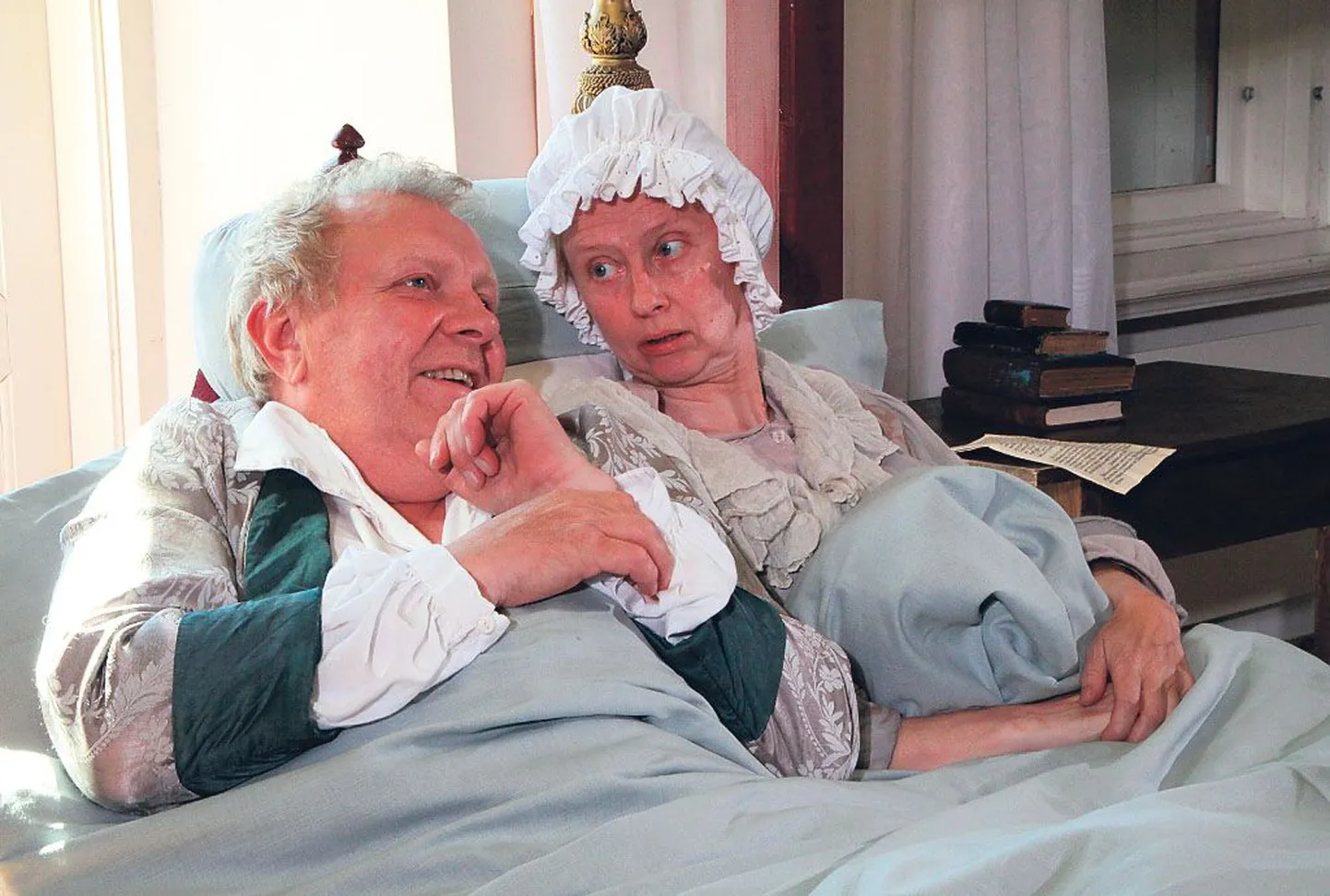 Kogu tegevustik toimub magamistoas, kus voodi ja kiiktooli kõrval leiavad aset episoodid Anna Meyer von Gyldenfeldti elust. Kursusekaaslastest lavapartnerite Andrus Vaariku ja Laine Mägi dialoog on nauditav ja meisterlik.