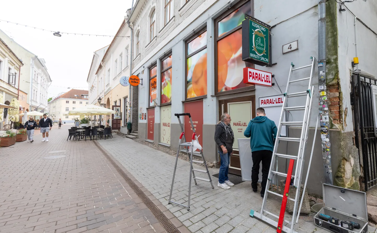 Rüütli 4 aadressil avab uksed toidubaar Paral·lel, mis viitab korraga nii Hispaaniale kui ka sellele, et asub omanike teise toidukohaga, restoran Pompeiga paralleelselt. Eile sai uus toidukoht ka vastava sildi.