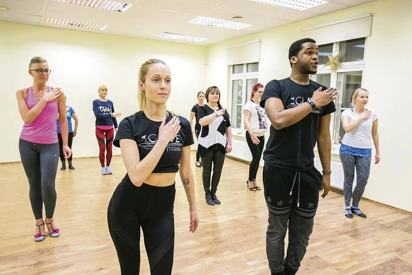 Kuuba salsa stilistika tundi annab Hansel Rivero Kuubalt. Vasakul tantsukooli omanik Anna Lavie.