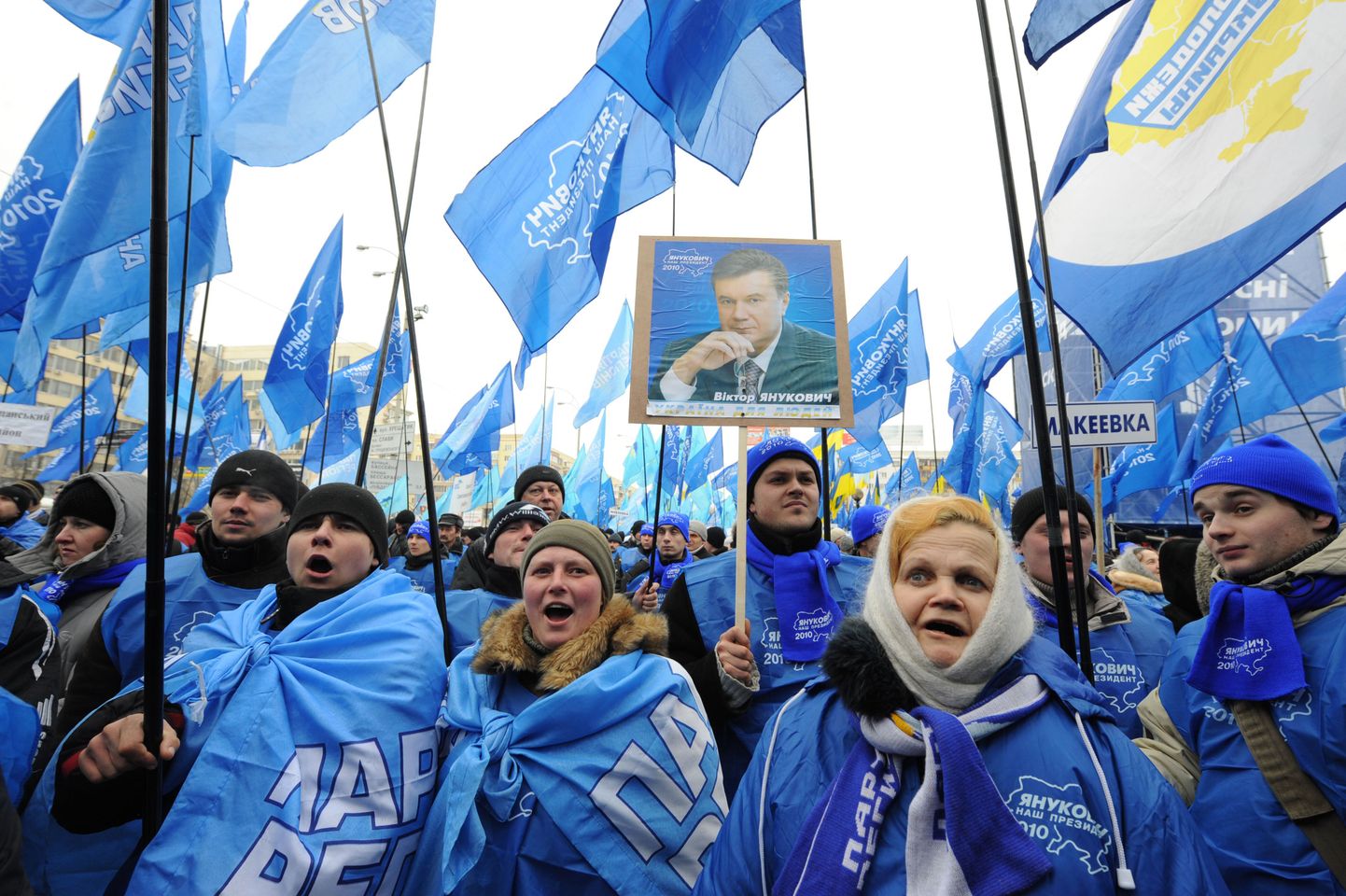 Regioonide Partei poolehoidjad oma liidri Viktor Janukovitši pildiga.
