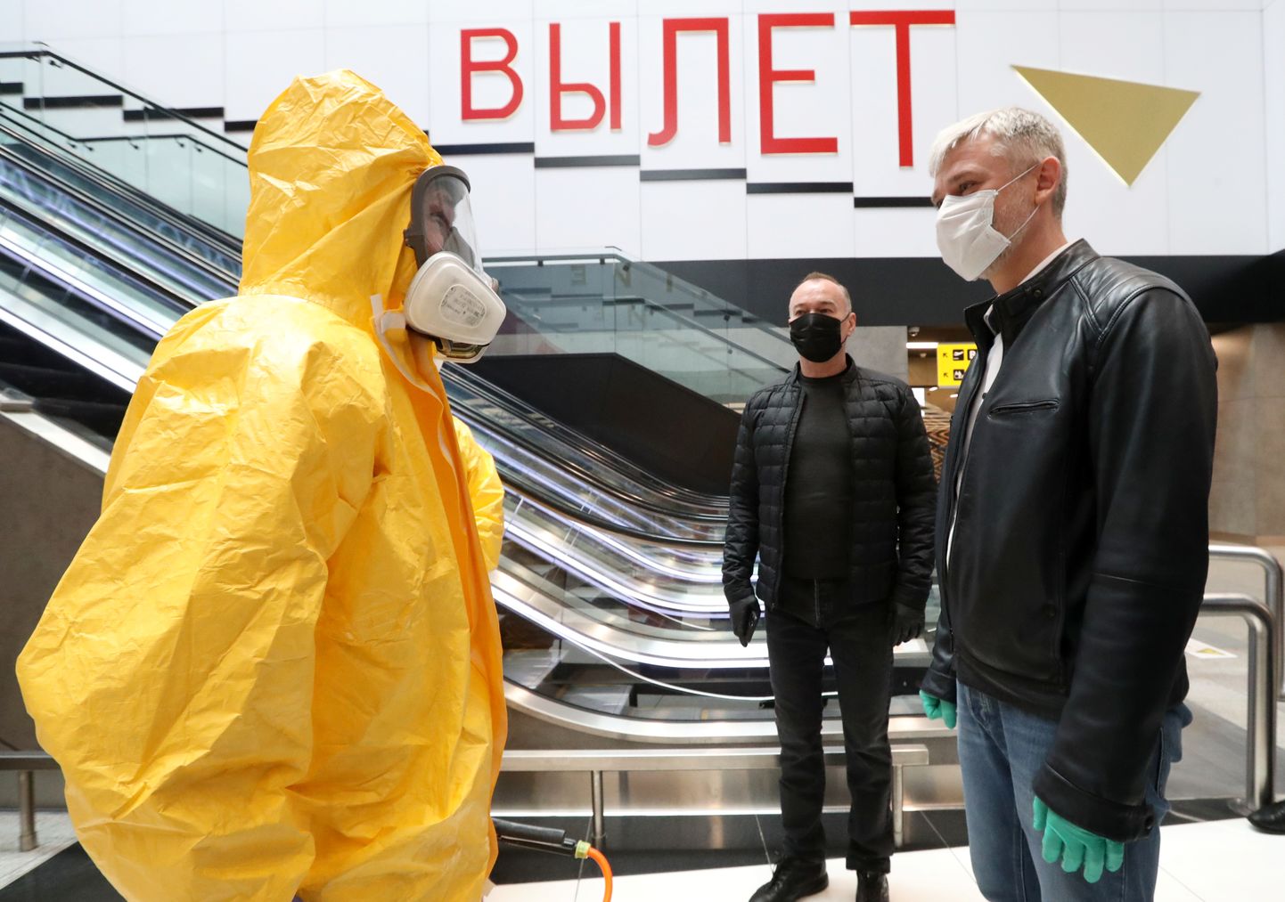 Vene transpordiminister Jevgeni Ditrihh (paremal), kes käis täna kontrollimas Moskva rongi-, lennu- ja bussijaamade tööd.