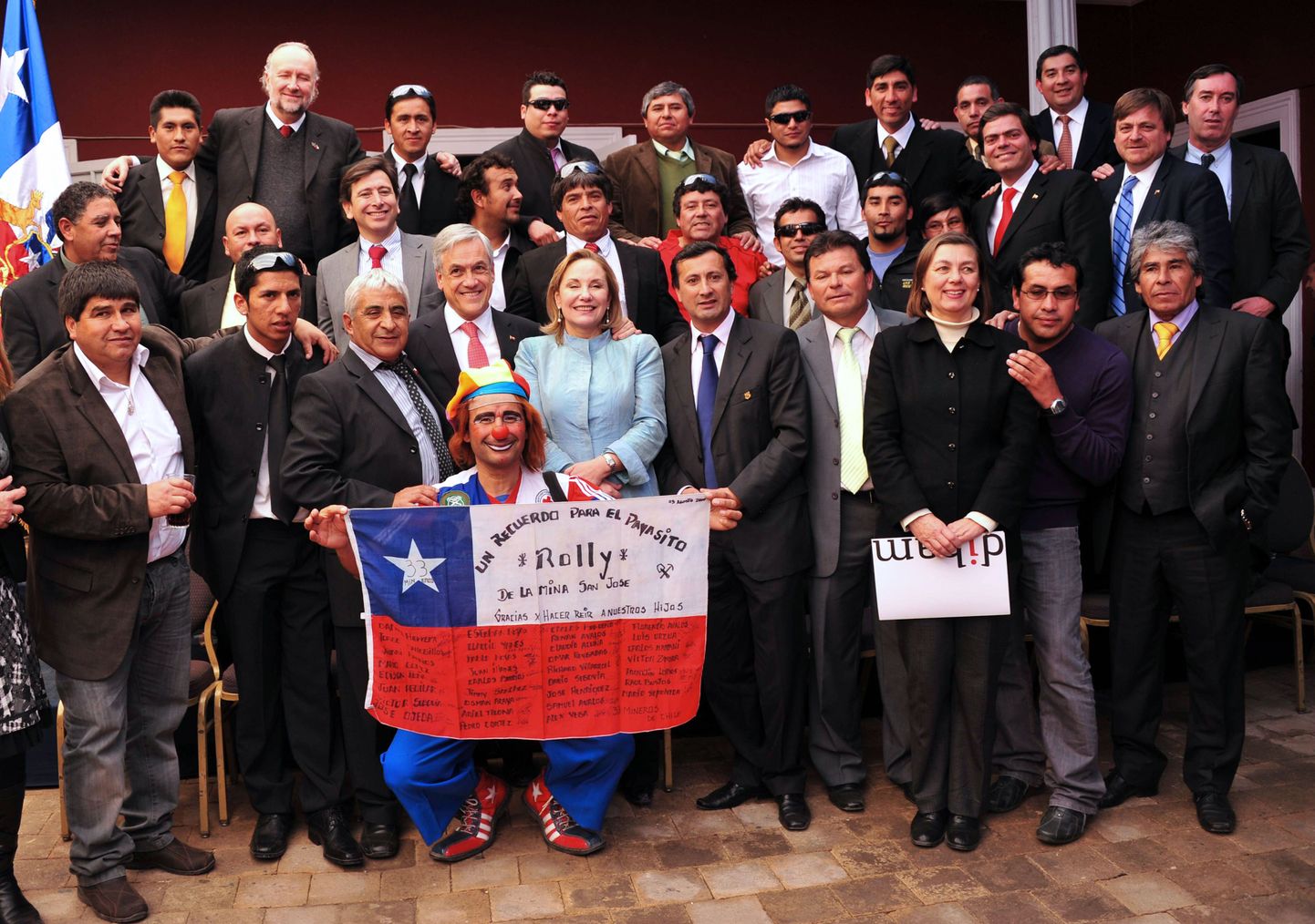 Tšiili president Sebastian Pinera, ta abikaasa Cecilia Morel ja päästetud kaevurid