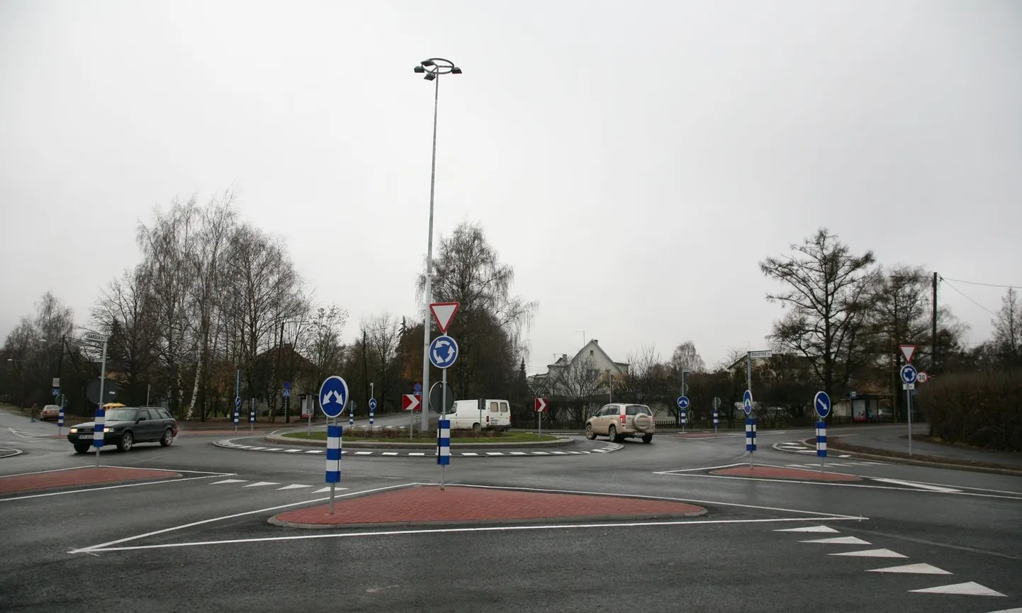 Viie tee ristmiku asemel Tartus Tammelinnas on nüüd ringtee.