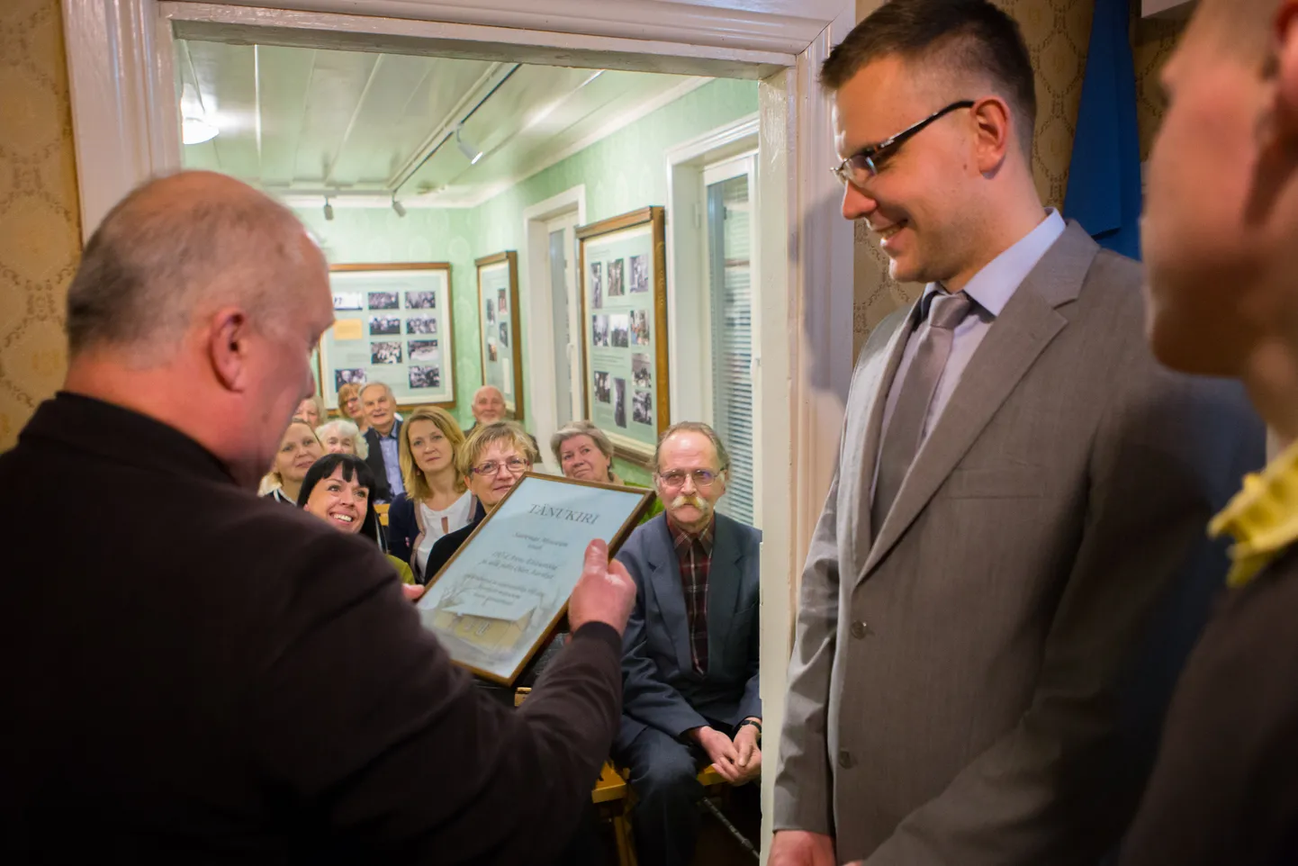 TÄNUAVALDUSED: Ehitusfirma juht Olari Aavik saab Endelt Püüalt tänukirja, mille võib uhkusega kontoris seinale riputada. Tagaplaanil istuvad esireas Heli Jalakas, Valve Heiberg ja Olavi Pesti. 
RAUL VINNI