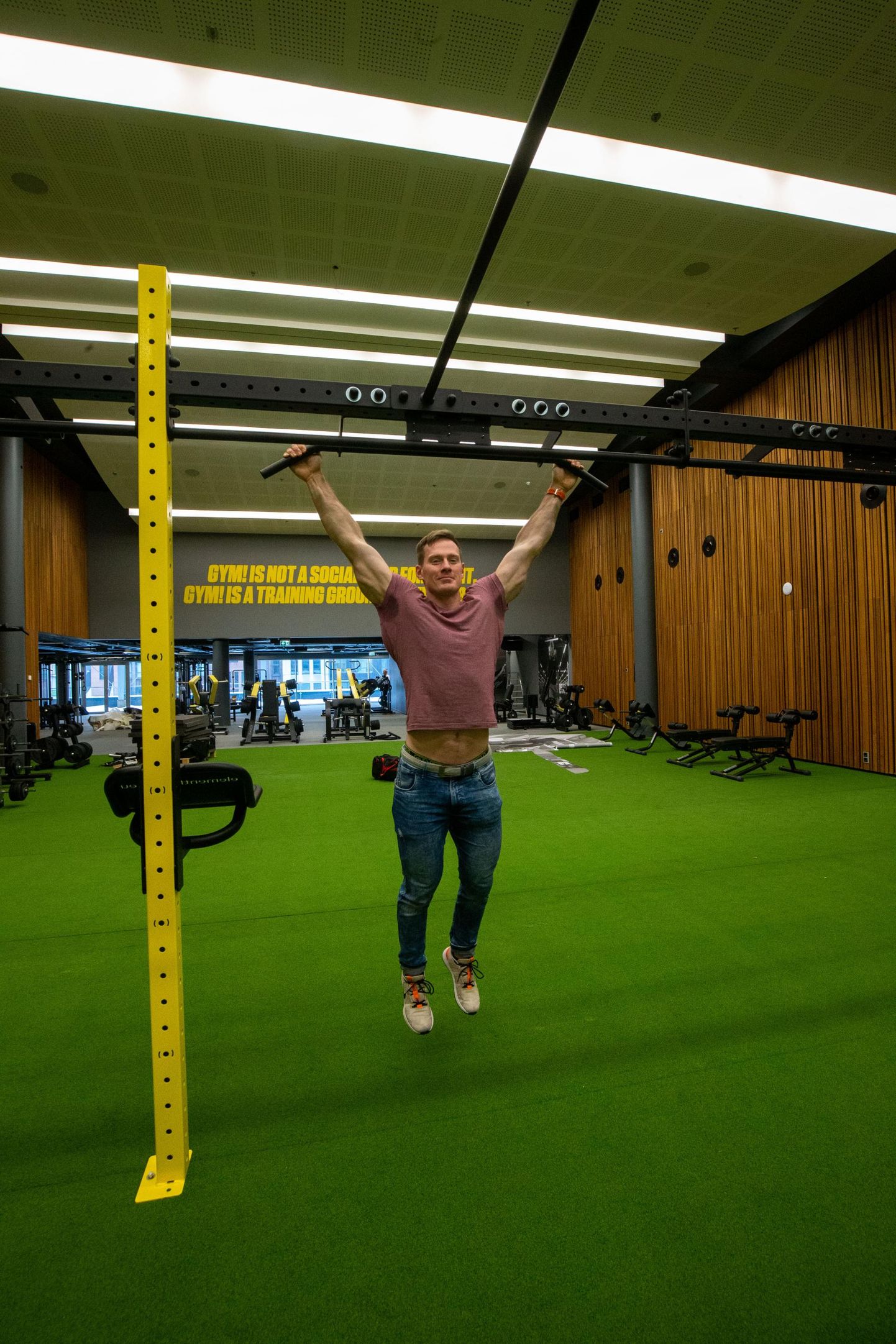 Gym Eesti tegevjuht Ats Lahi tegi eile nagu muuseas paar lõuatõmmet jõusaali turnimisredelil, mis on paigaldatud vana konverentsikeskuse messisaali.