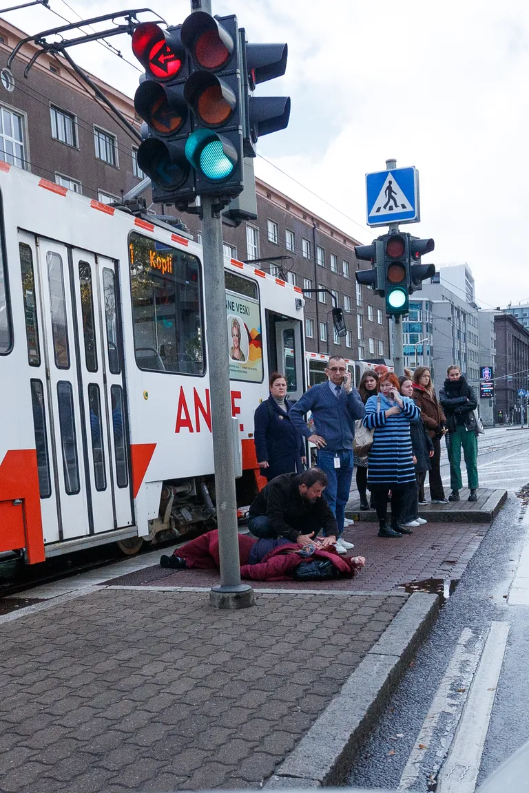 Naisterahvas sai Narva maanteel trammilt löögi