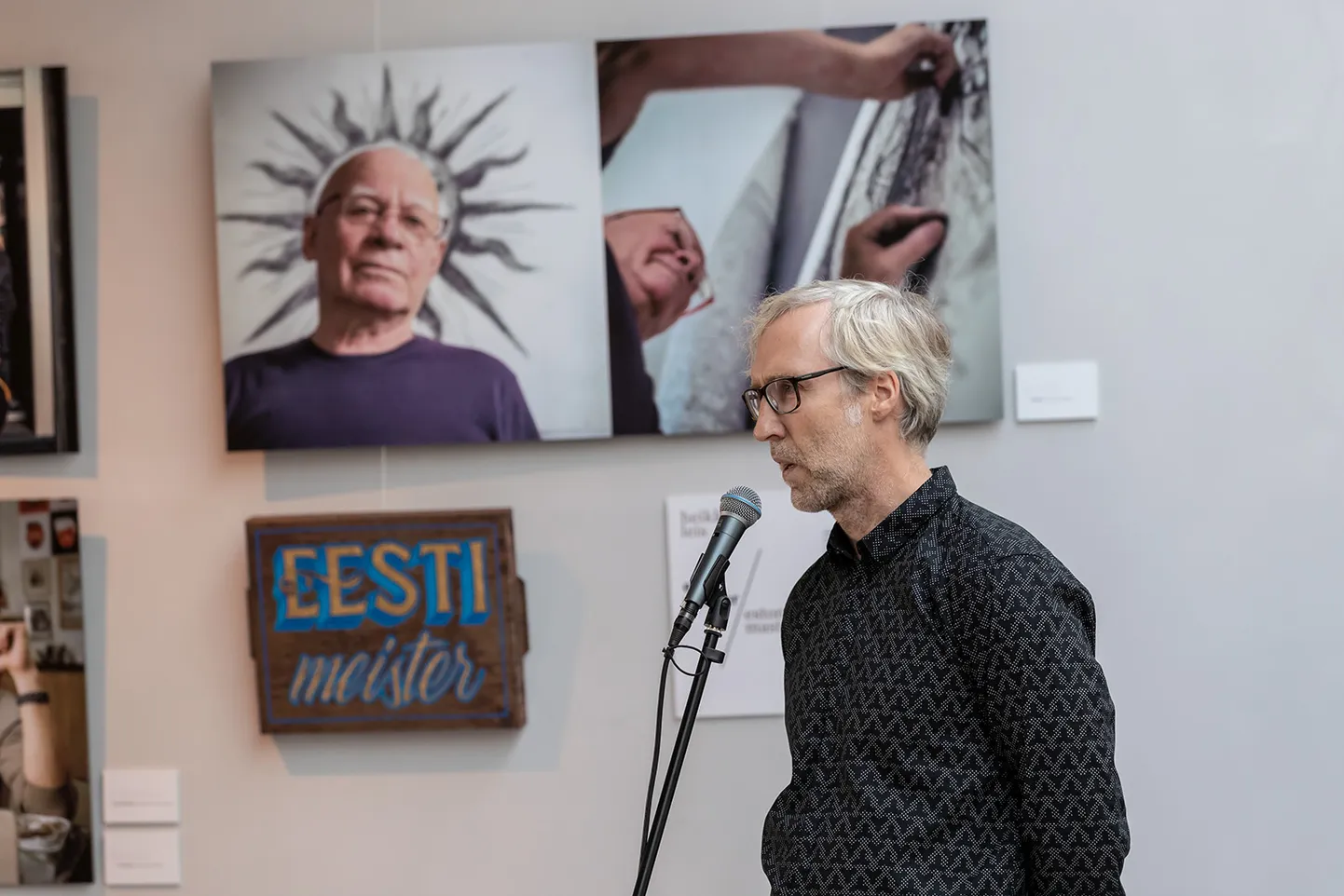 Heikki Leisi fotonäituse "Eesti meister" avamine ERMIs. Fotol fotograaf.