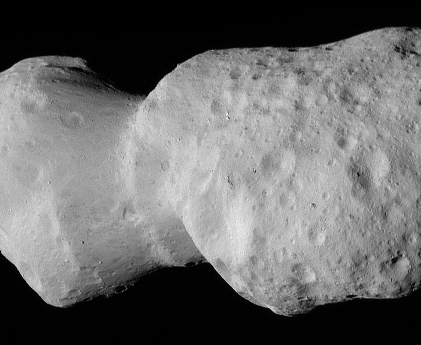 NASA kosmosesond Lucy, mis on teel Jupiteri Trooja asteroidide juurde, tegi 20. aprillil 2025 oma teise lähilennu, möödudes umbes 960 kilomeetri kauguselt asteroidist Donaldjohanson. See asteroid asub Marsi ja Jupiteri vahelises peavööndis ning on hinnanguliselt 150 miljonit aastat vana.