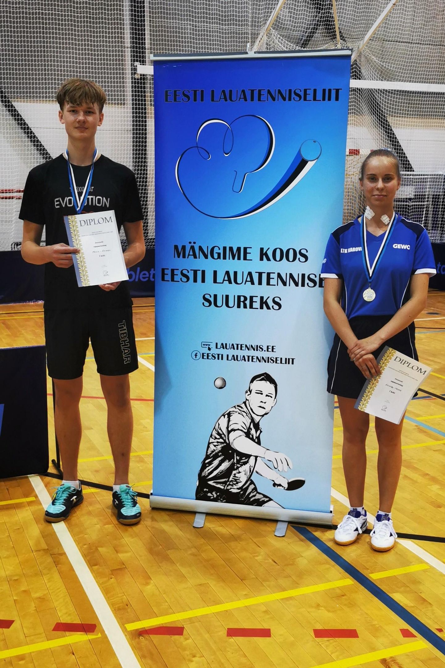 Madis Moos ja Vitalia Reinol tulid lauatennise Eesti juunioride meistrivõistlustel kolmekordseks võitjaks.