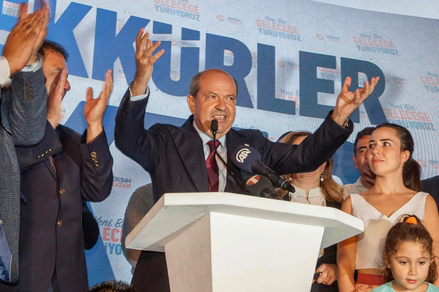 Uus Põhja-Küprose president Ersin Tatar võitu tähistamas.
