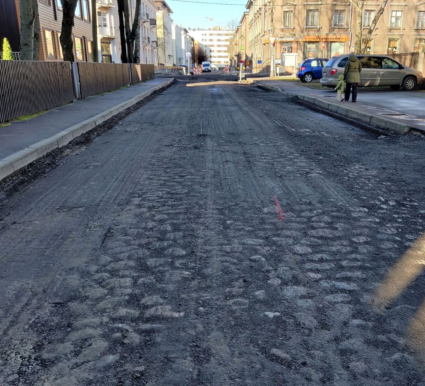 Tallinna kesklinnas asuva Koidu tänava rekonstrueerimisel tuli Wismari-Adamsoni tänava vahelises lõigus asfaltkatte alt välja vana munakivisillutis.