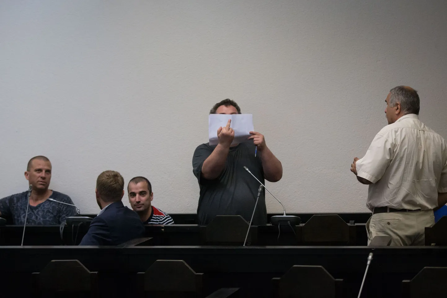Голландские наркокурьеры Стефан Хиуот (слева) и Педрам Голам Варнам Касти в суде вели себя спокойно, купивший у них наркотики Андрей Елин до вынесения приговора держался разнузданно и угрожал фотографу.