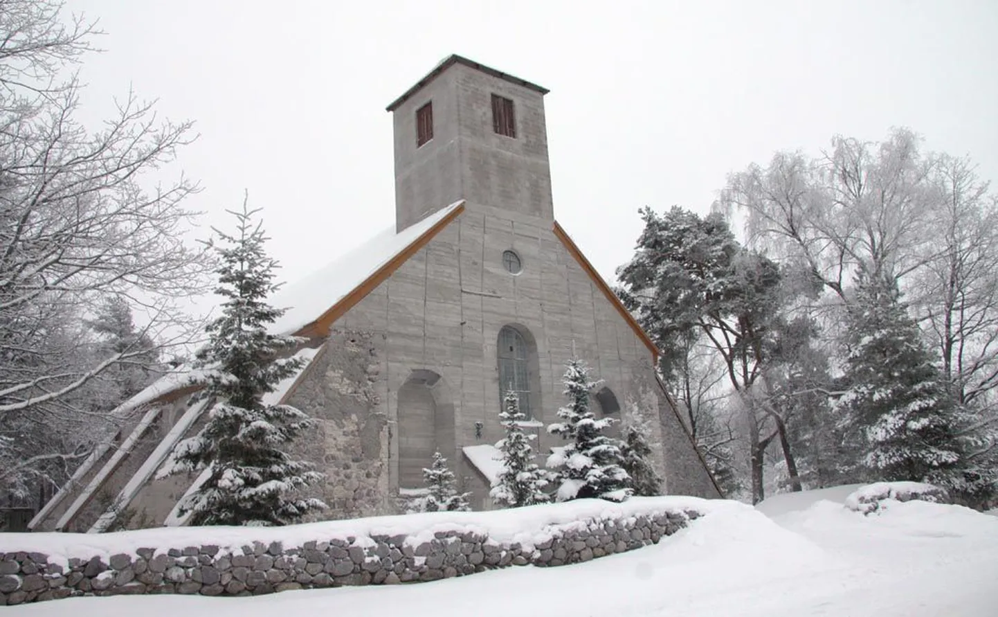 Tõstamaa kirik ehitati 1763-1768, varem oli kihelkonnakirik Kastnas. Abikirik oli Kihnus, mis võeti 1849. aastal luteri koguduselt ja muudeti keskvõimu käsul kreekakatoliku pühakojaks. Tõstamaa kiriku sein varises 1972. aastal ja on lõpuni taastamata.