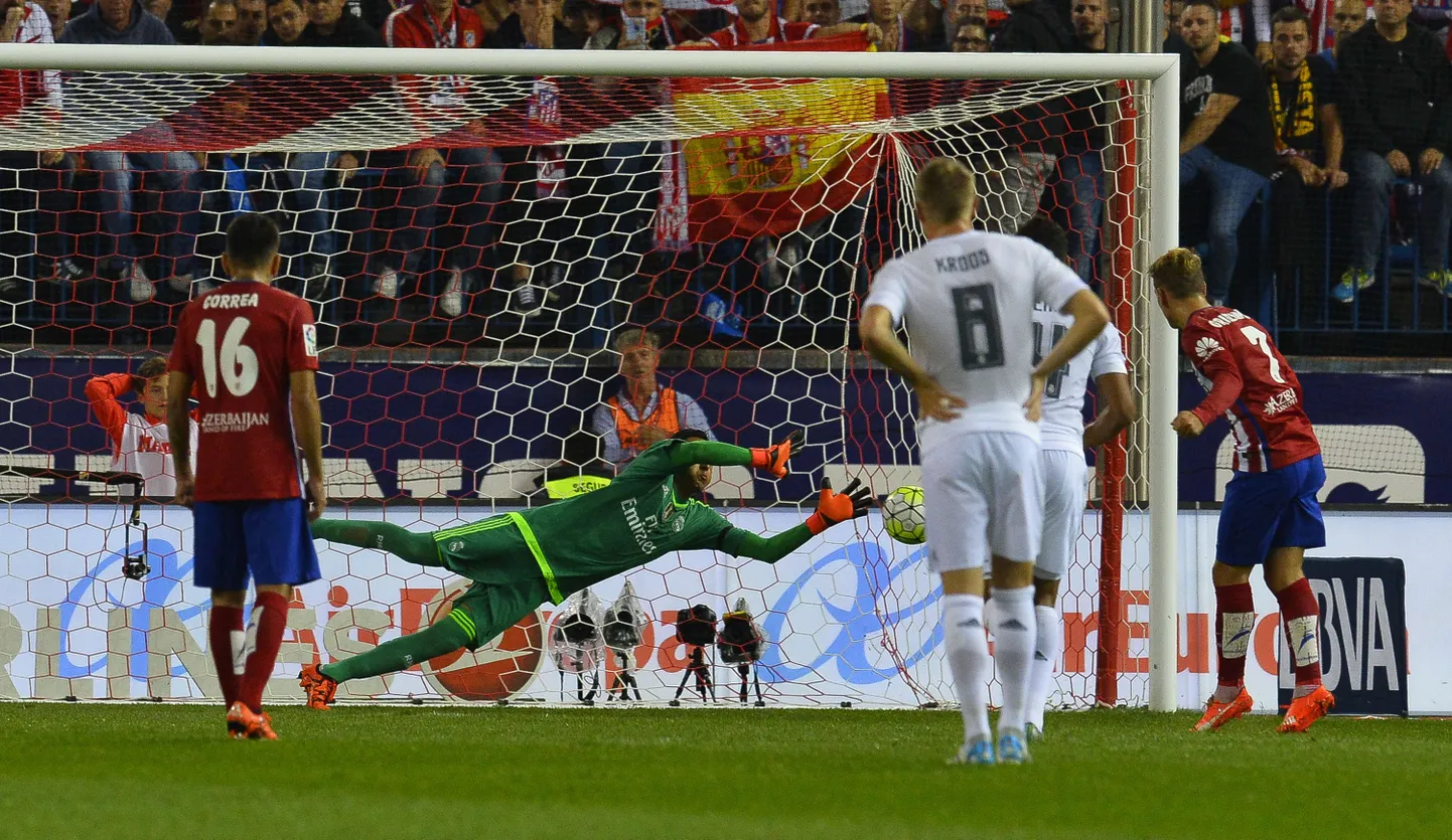 Keylor Navas penaltit tõrjumas.