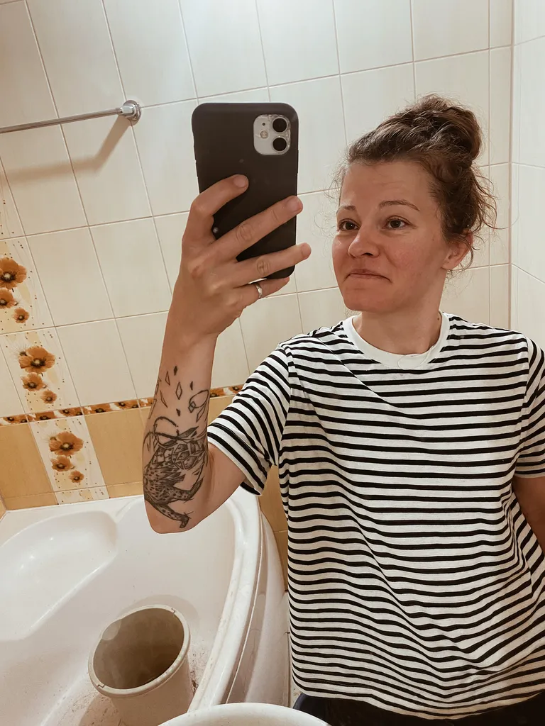 "Flīzēm būs pazust!" Marta īsi pirms vannas istabas remonta.