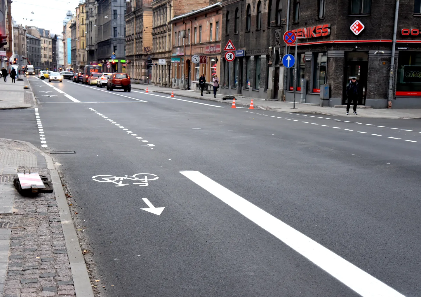 Aleksandra Čaka un Marijas ielā izveidotas velojoslas, atvēlot autotransportam pa vienai joslai katrā virzienā.