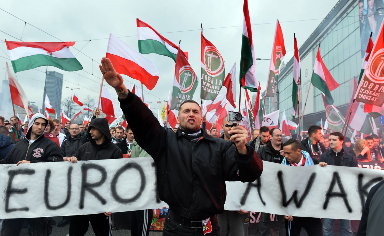 Ungari Jobbiku partei toetajast meeleavaldaja natsisaluuti andmas.