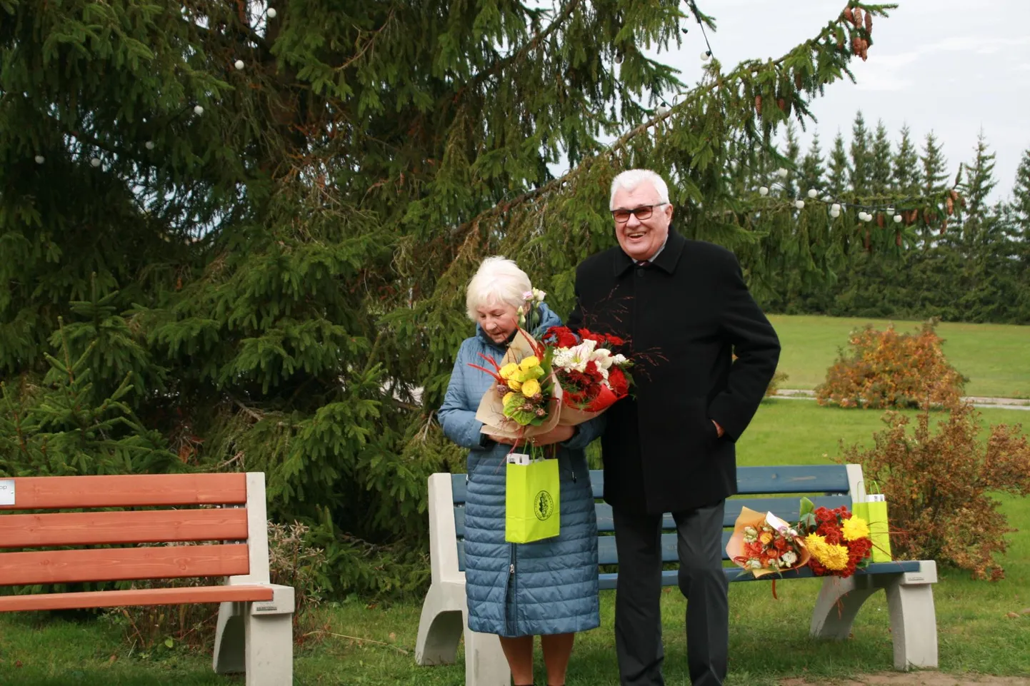 Legendaarsed pedagoogid Vaike Kingsepp ja Jüri Vanajuur said oma kooli ette nimetahvlitega pingid.