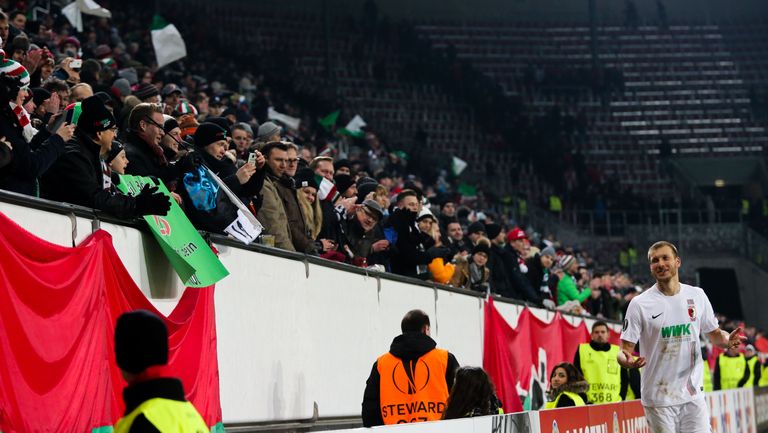 Ragnar Klavan tänab sakslasest fänni, kes tuli staadionile Eesti lipuga. Foto: