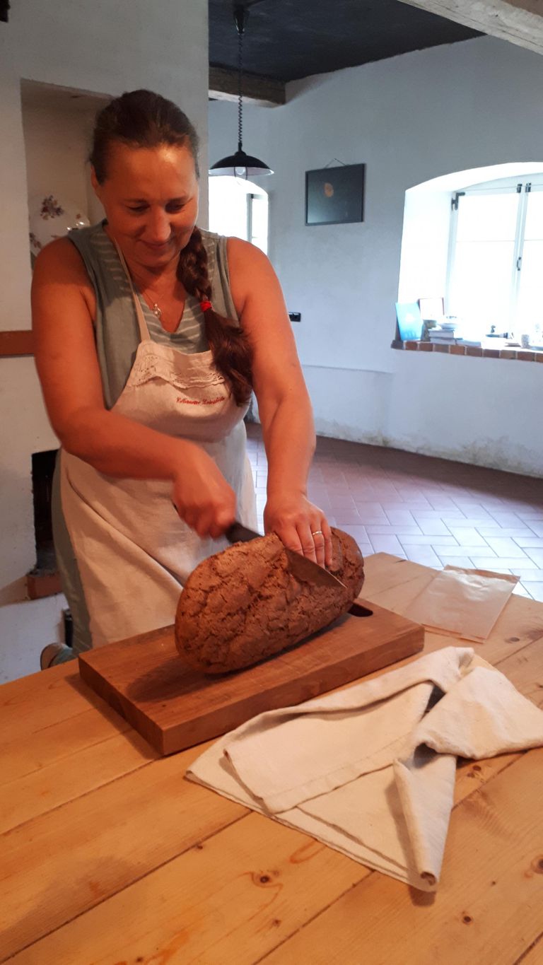 Hellenurme vesiveski perenaine Mae Juske tutvustab traditsioonilise ehtsa Eesti musta leiva omadusi. Sellega hoiab ta au sees oma vanavanaisa kätetööd.