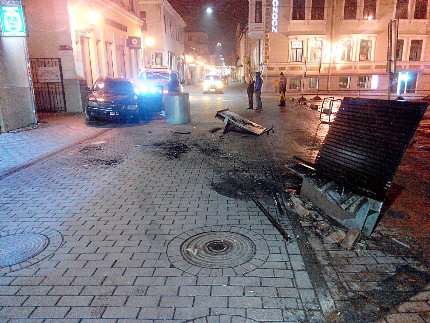 Tartu kesklinnas põhjustas BMW juht jalakäijate teel avarii.