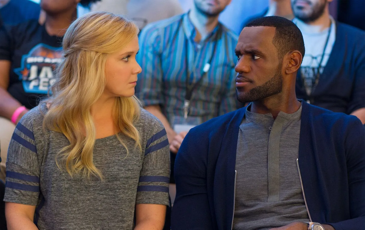 Amy nagu hunnik õnnetust ( Amy Schumer) ja iseendana filmis korraliku rolli tegev korvpallitäht Lebron James