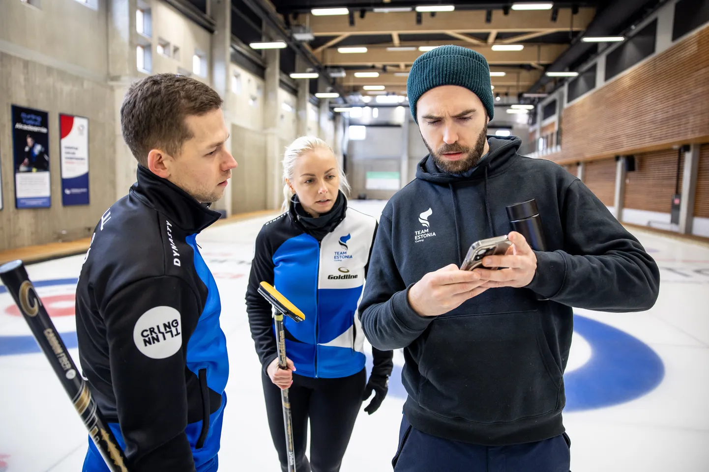 Steffen Walstad (paremalt) juhendamas Marie Kaldveed ja Harri Lille.
