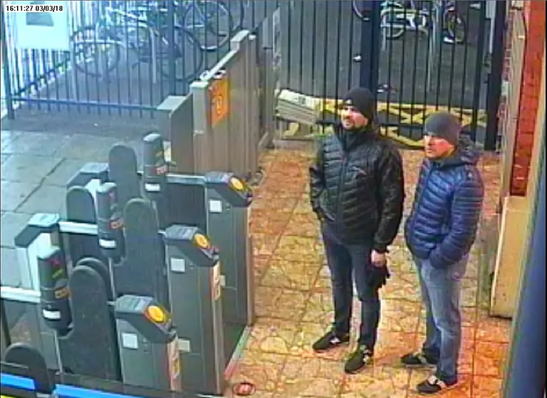 Valenimede Ruslan Boširov (vasakul) ja Aleksandr Petrov all esinenud GRU ohvitserid Anatoli Tšepiga ja Aleksandr Miškin.