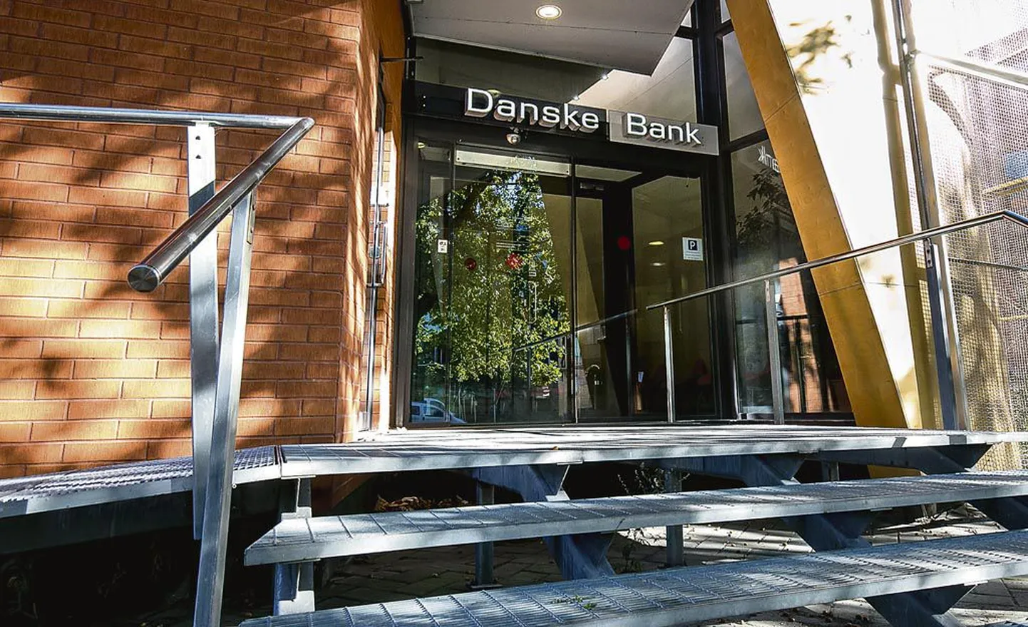 Danske Bank lõpetab kaks soodsat kliendiprogrammi ja pangateenuste kasutamine läheb senisest kallimaks.