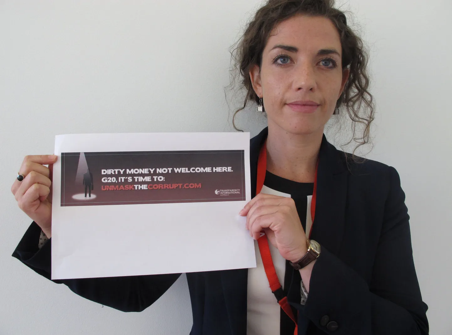 Transparency International esindaja Maggie Murphy näitamas keelatud reklaami