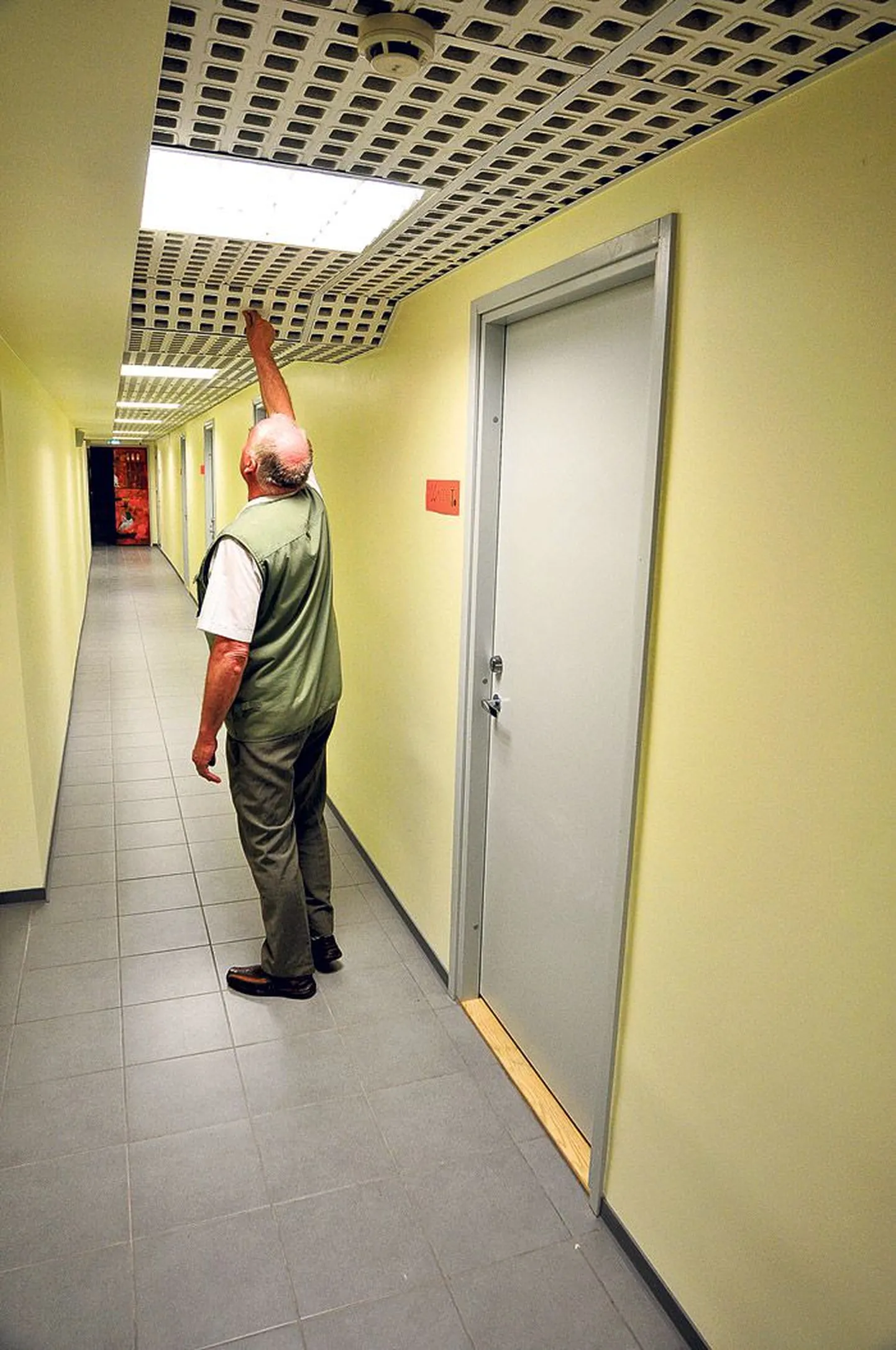 Tartu Herbert Masingu kooli hooldusmees Toivo Lätte katsub, kas ripplagi ripub, nagu peab.