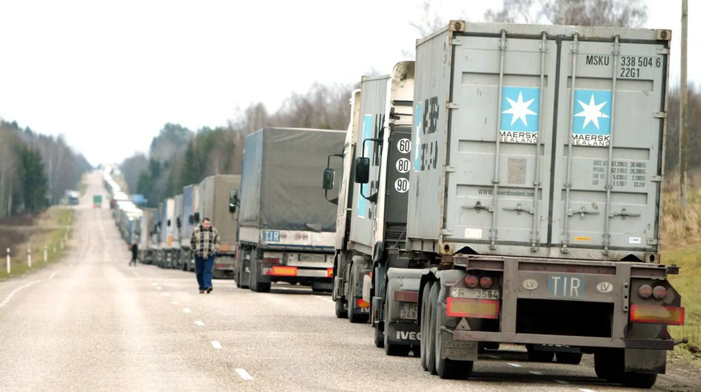 Eestit läbivad mitmed veoautod.