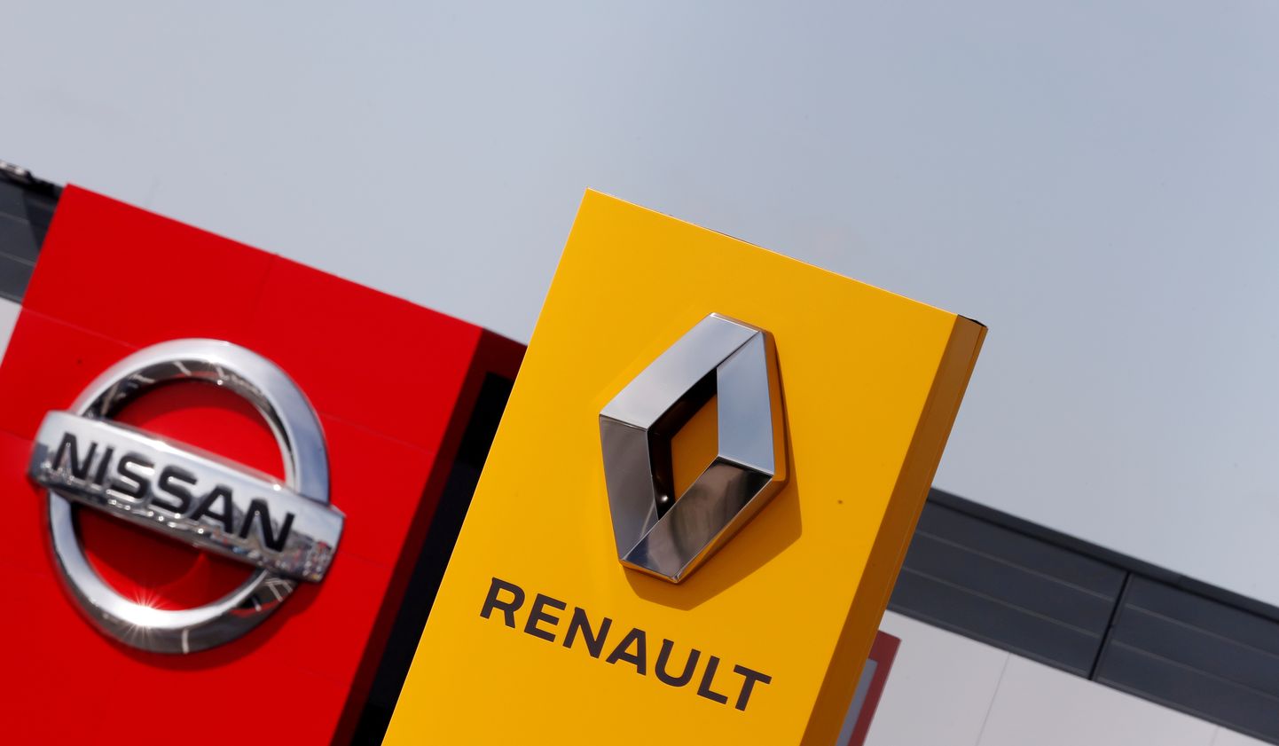 Логотипы Nissan и Renault.