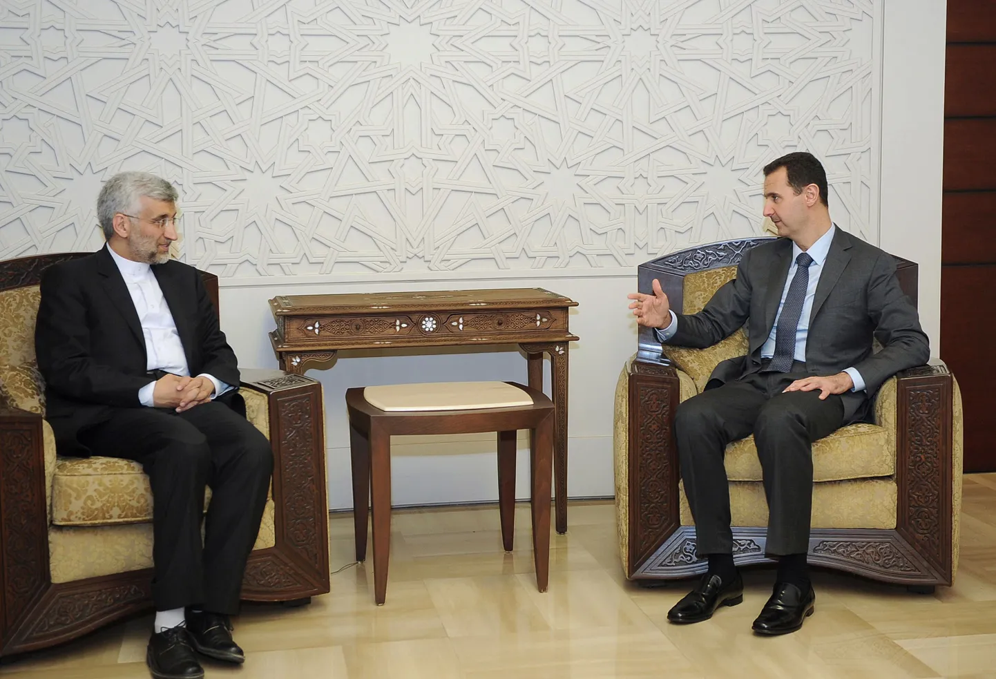 Süüria president Bashar al-Assad (paremal) kohtus täna Damaskuses Iraani kõrgeima juhi ajatolla Ali Khamenei abi Saeed Jaliliga.