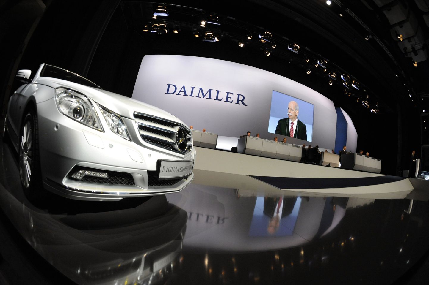 Daimleri juht Dieter Zetsche esinemas firma aastakoosolekul aprillis, kus teatati oodatavast müügi kasvust.