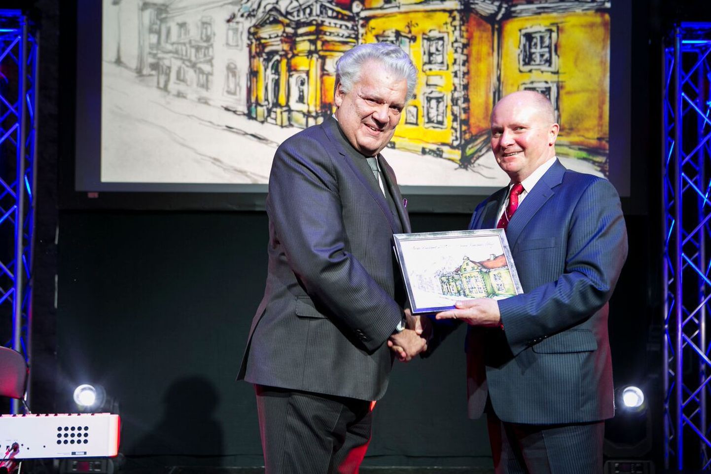 Pärnu kunstide maja direktor Tiit Erm (vasakul)Kultuurikatlas toimunud tunnustusüritusel preemiat vastu võtmas.