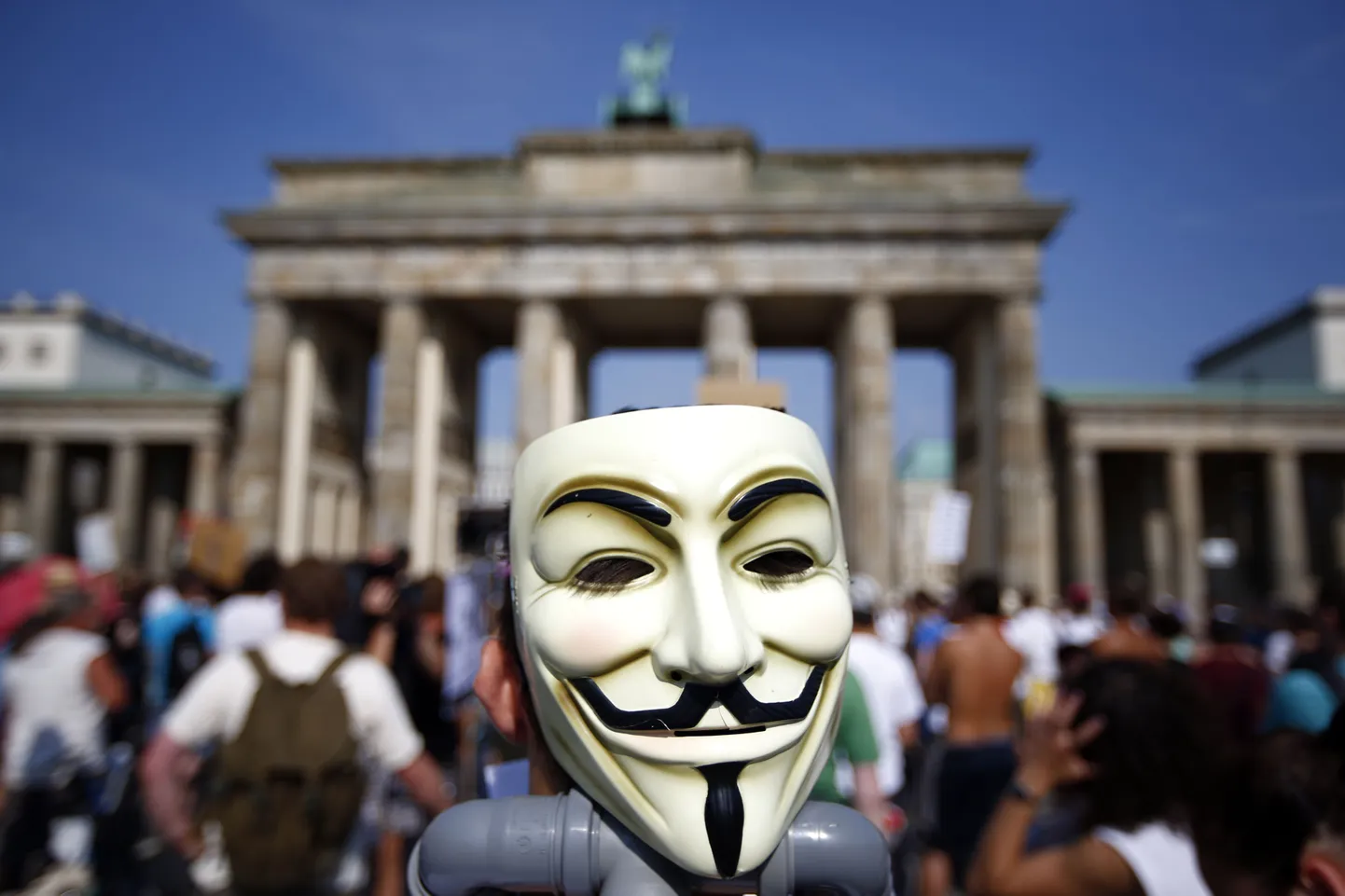 Тысячи жителей Германии вышли на улицы с протестом против шпионажа США.