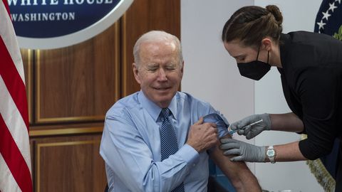 Biden sai uuendatud koroonavaktsiini ja iga-aastase gripivaktsiini