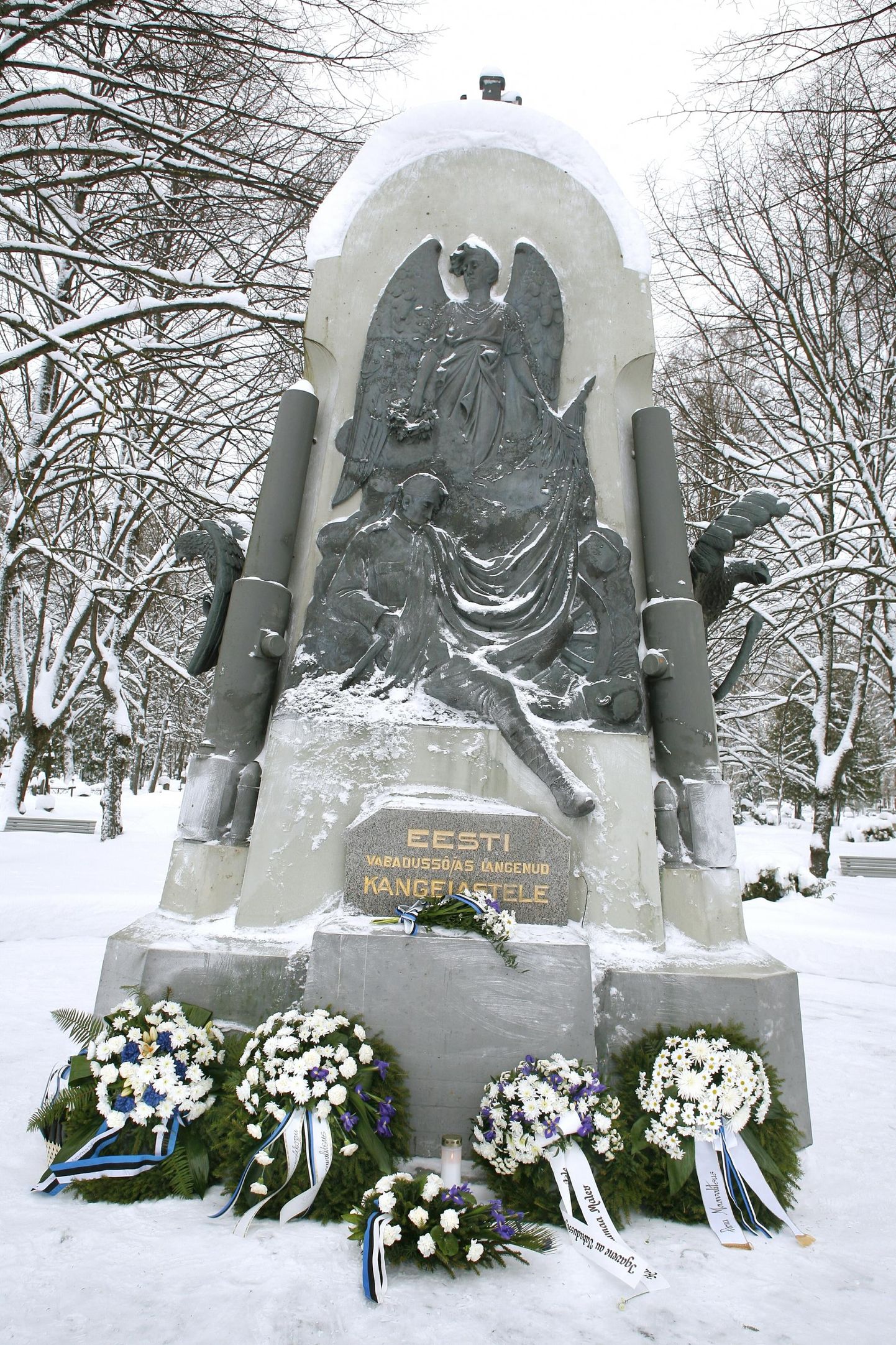 Skulptor Amandus Adamsoni ilmselt kõige õnnestunum töö on vabadussõja sangarite ausammas Pärnu Alevi kalmistul, mälestusmärk avati 1922 ja taasavati 1993.