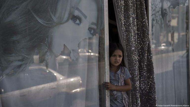 Девочка на фоне разбитой витрины салоны красоты