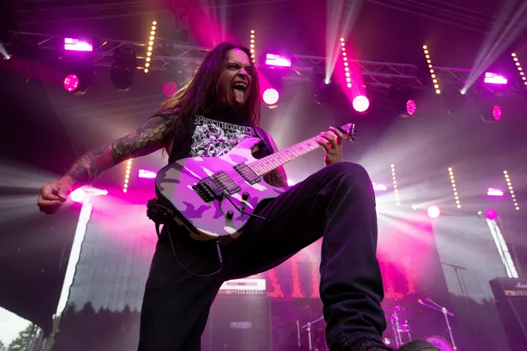Ansambli Pestilence kitarrist Rutger van Noordenburg reedel Hard Rock Laagris. FOTO: