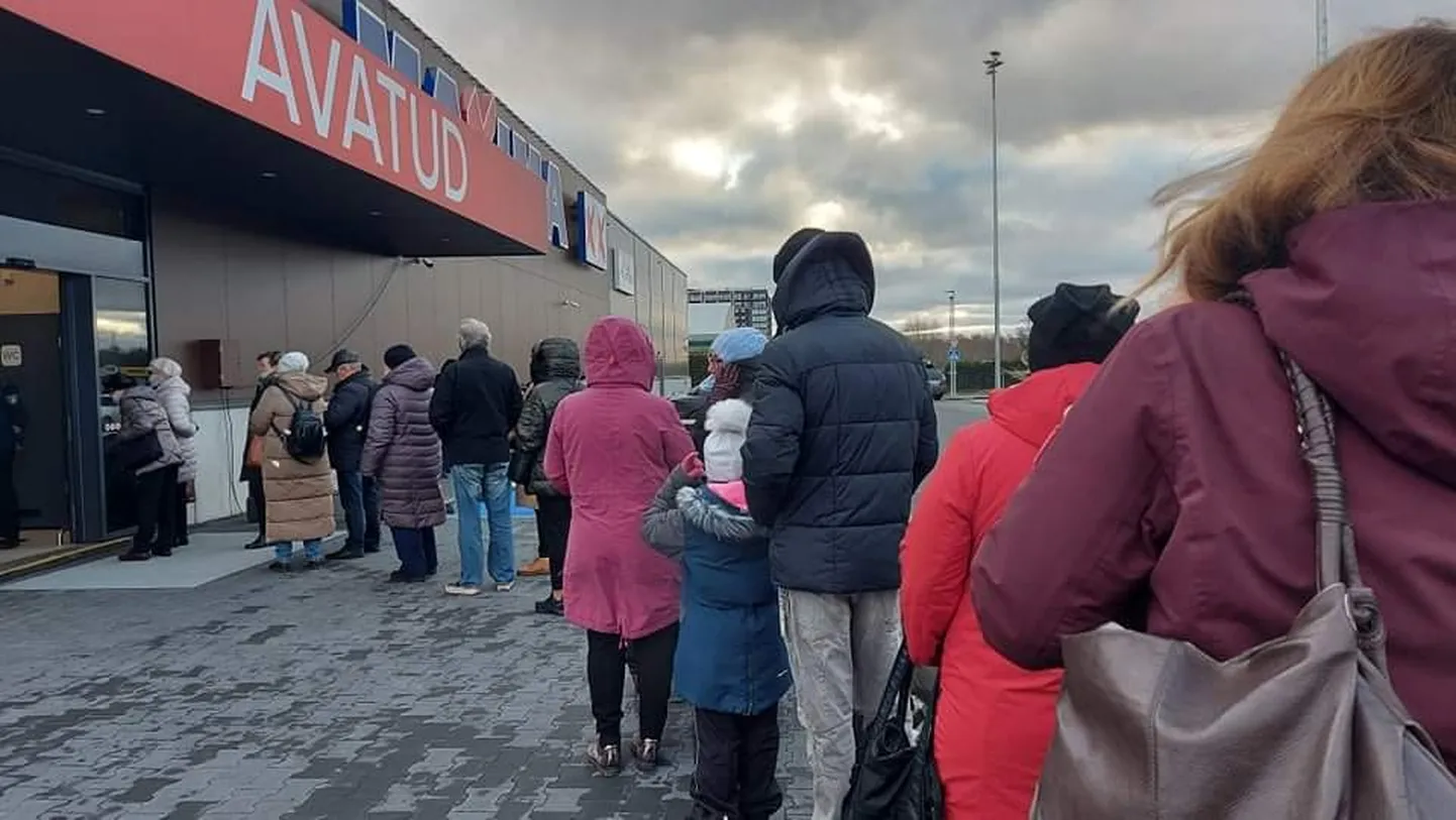 Очередь в новую Maxima Tondiraba XX