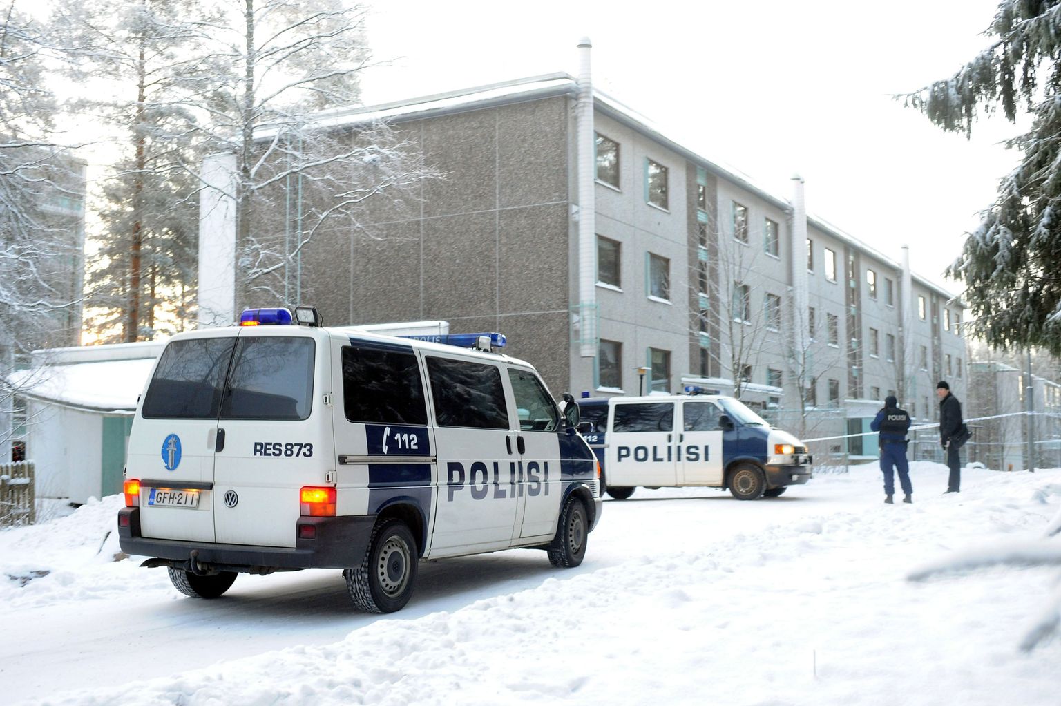 Politseiautod Jyväskyläs Pupuhuhta linnaosas asuva kortermaja juures, kus tulistamises sai surma kolm inimest.
