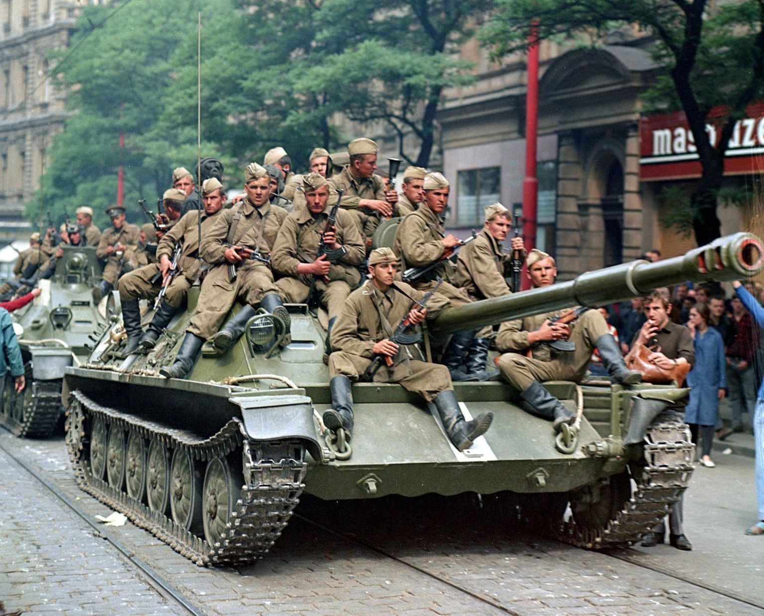 Nõukogude sõjaväelased tankidel Praha kesklinnas 21. augustil 1968 Praha kevadet – inimnäolise sotsialismi katset – maha surumas.